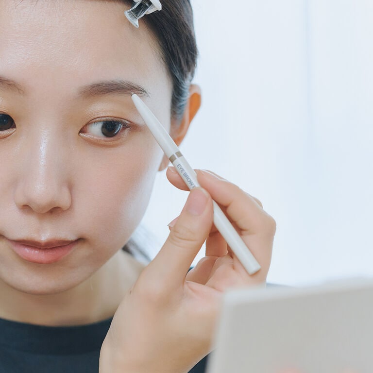 気負わない日の“これでいい”メイク、三つの手順