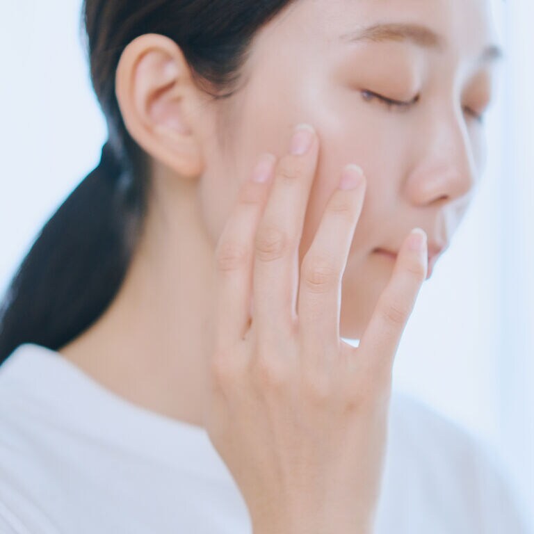 手のひらで進める肌の保湿、基本の心がけ