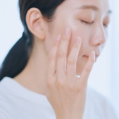 手のひらで進める肌の保湿、基本の心がけ