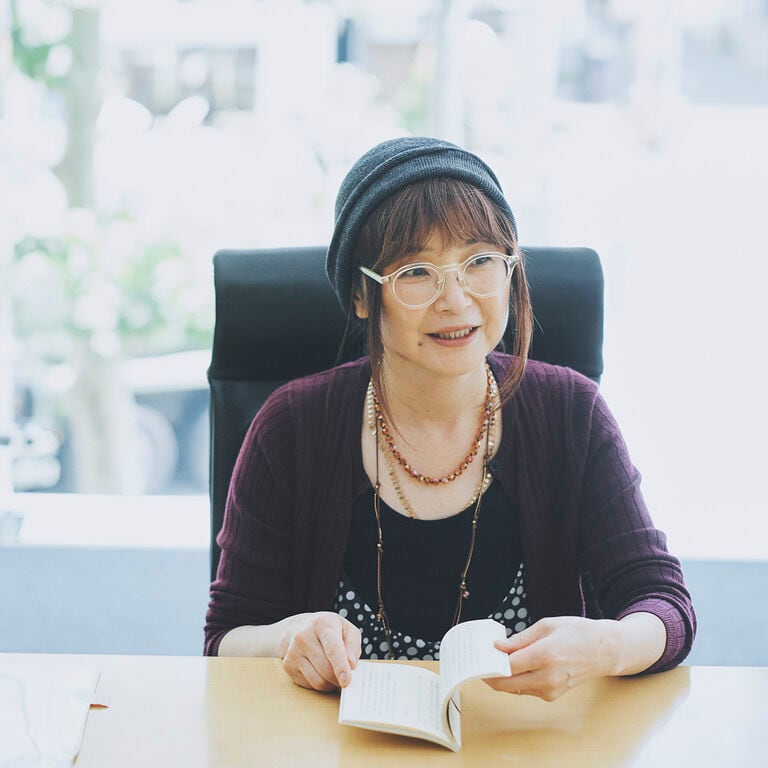 「世界を股にかけて活躍した、こんなかっこいい女性がいたことを知ってほし い」ブレイディみかこが読む、米原万里。 | MUJI BOOKS 文庫本「人と物」シリーズ