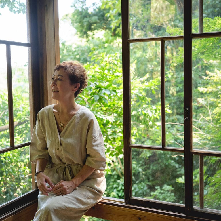 「結論やゴールから離れて、“間”や“過程”、“変化”に目を向ける」クリス智子インタビュー | まわりみち、かけあし、ひとやすみ