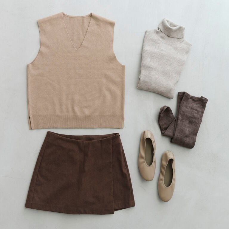 Day1 ミニ丈をシックに楽しむ重ね着スタイル | 装いを、もっと自由に。秋の一週間コーディネート