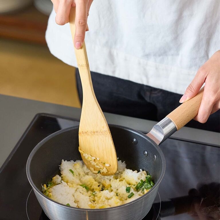 軽くて持ちやすく、しっかりほぐせる。すす竹 調理へら