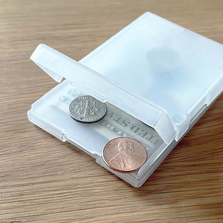 縦横に二面が開き、仕分けて収納。カードケース ダブル