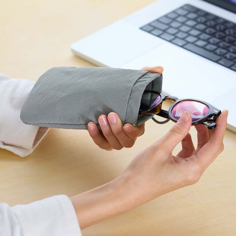 ひとりでに閉じる。片手で開く フラットポーチ