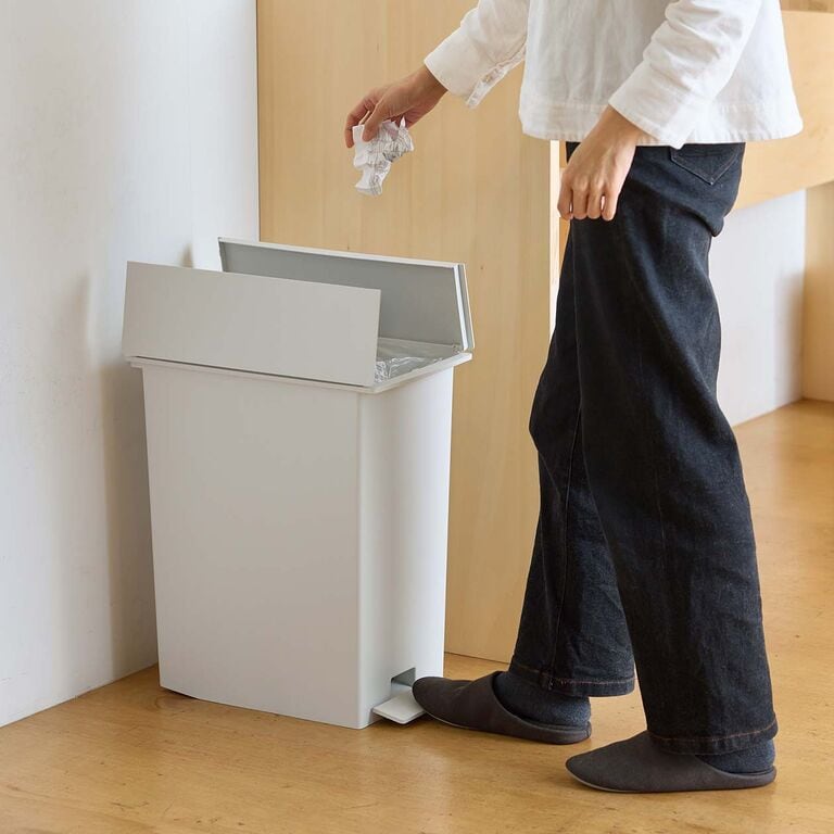 踏んで、フタを開閉できる。ペダル式 ダストボックス