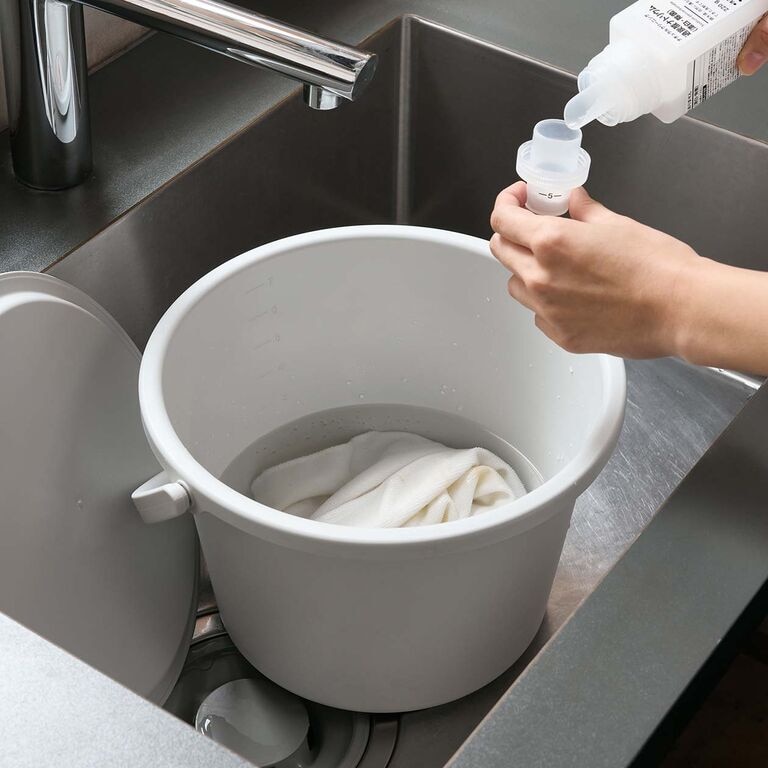 水が入れやすく、持ち上げやすい。フタ付きのバケツ