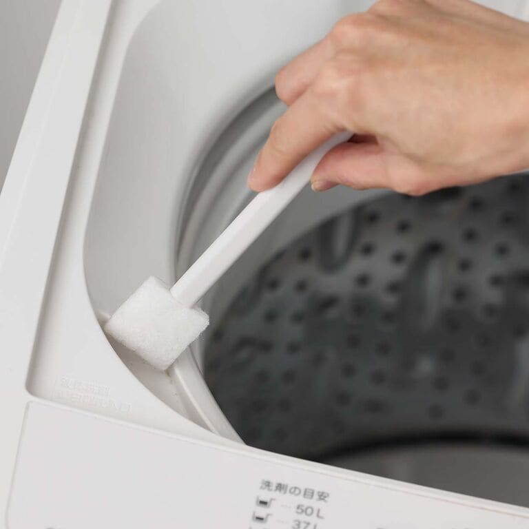 隅までやさしく、こすり落とす。隙間掃除 スポンジ