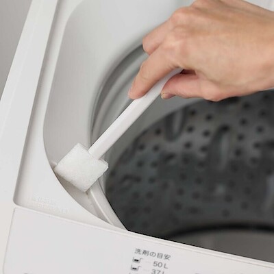 隅までやさしく、こすり落とす。隙間掃除 スポンジ