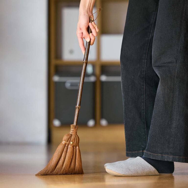 小回りが利く長さ、しなやかな掃き心地。シュロのほうき