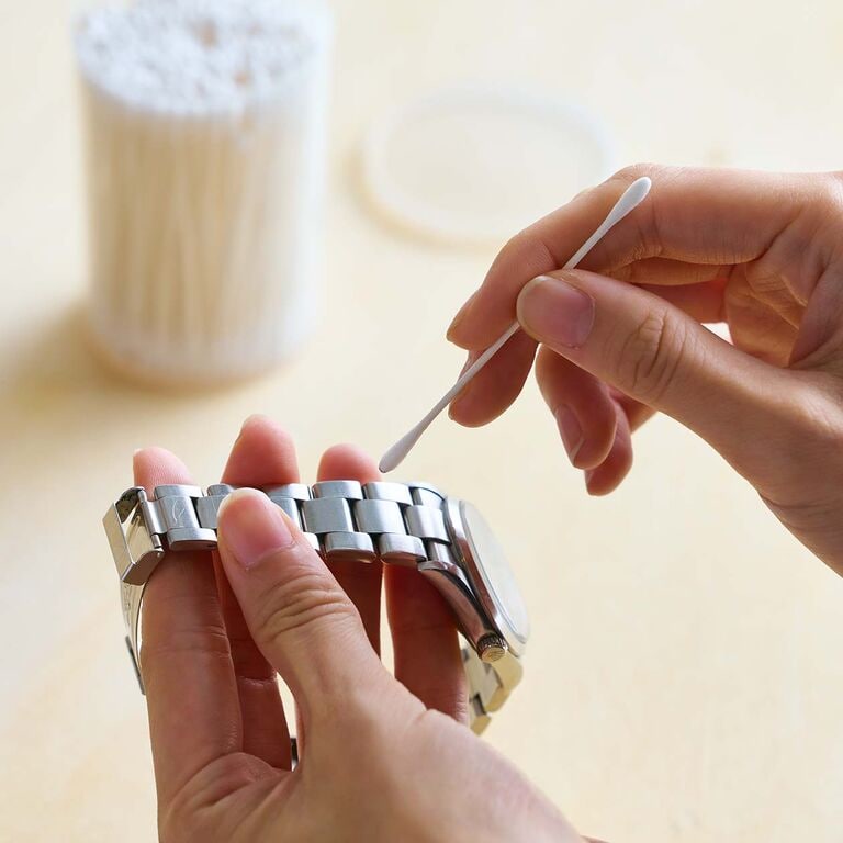 細かな先をやさしく、狙いどおりにぬぐう。細軸 綿棒