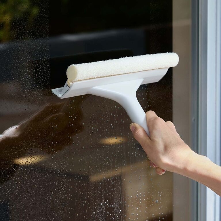 両面使える一本二役。ヘッドが付け替えられるスキージー