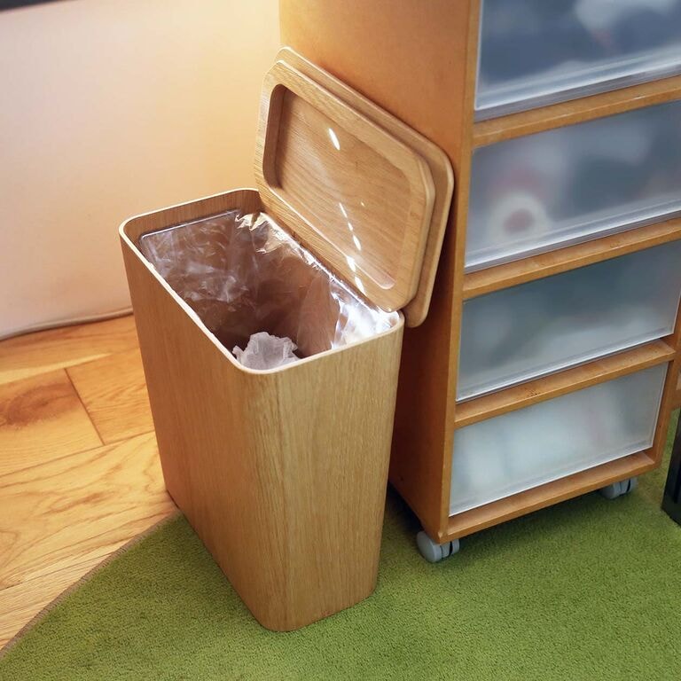 そっと寄り添い、すっと収まる。木製 ごみ箱 角型
