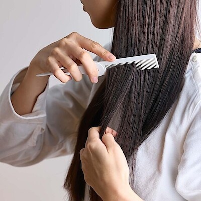 すっと取り出し、さっと整える。折りたたみ ヘアコーム