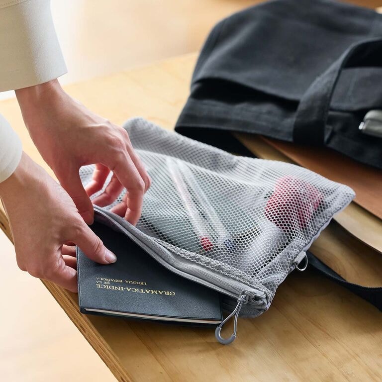 取り出せる、両面ポケット。ダブルファスナー ケース