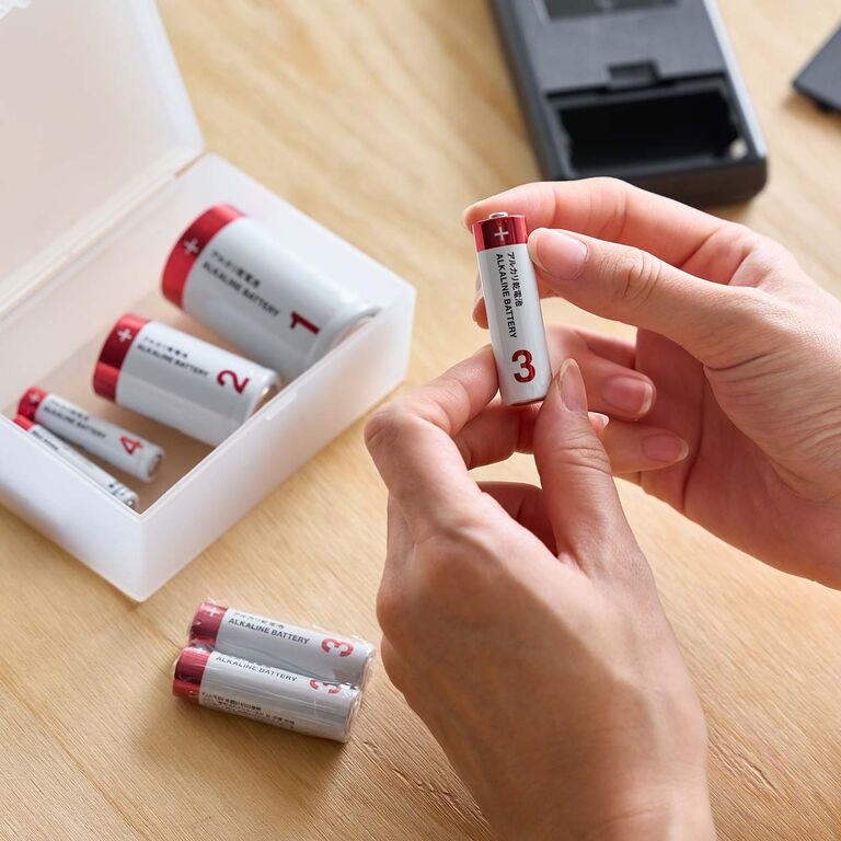 備えだからこそ、ひと目でわかりやすく。アルカリ乾電池