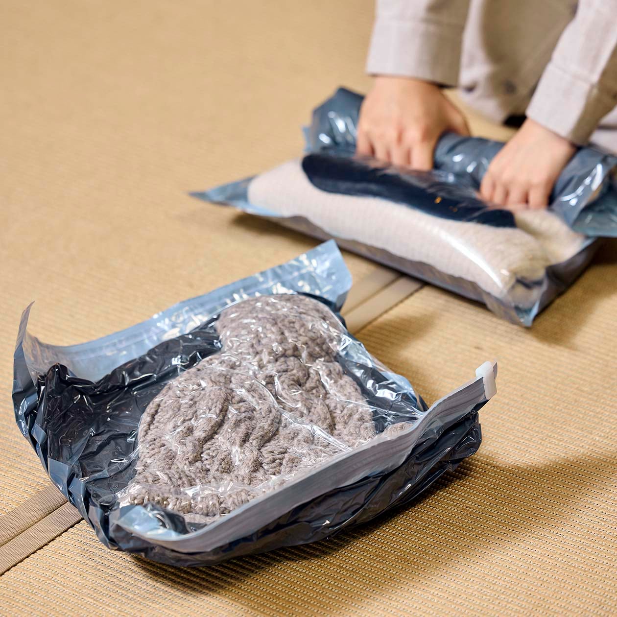 くるくる巻いて、ぺたんこに薄く収める。衣類用 圧縮袋