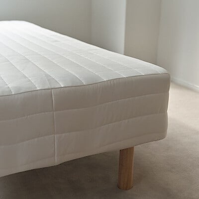 フレームを省くことで広がった、自由な使い方 ｜ 脚付マットレス