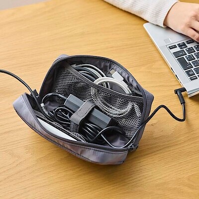 さっと取り出し、すっとしまえる。ガジェット ポーチ