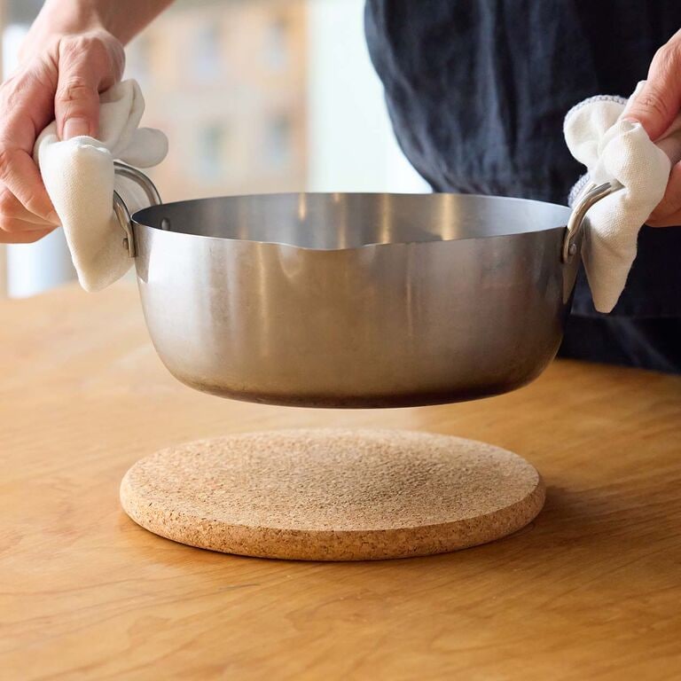 どんと置ける、粒の詰まり具合と厚み。コルク 鍋敷き