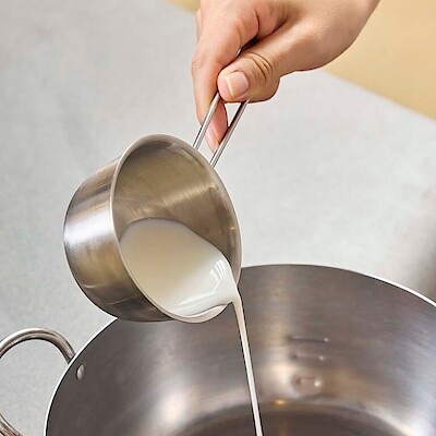 どこからでも、きれいに注げる。ステンレス 計量カップ