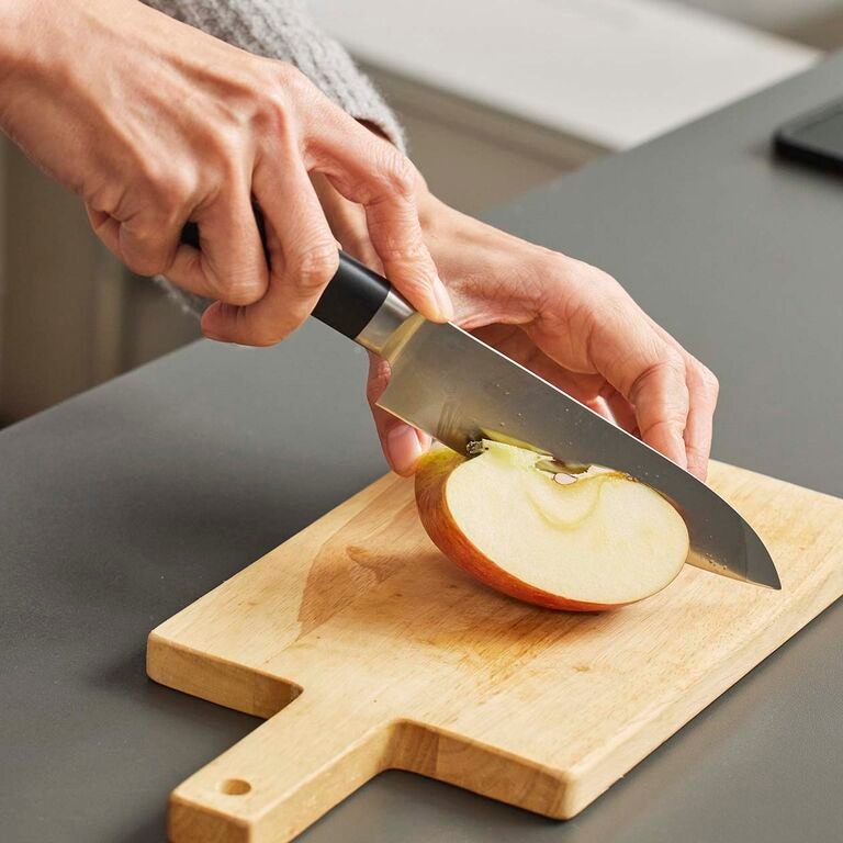 小ぶりで、軽やか。握りやすく切りやすい 万能包丁