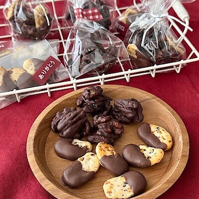 『素材の栄養おやつ』や『黒豆おかき』でつくる、チョコレートのお菓子