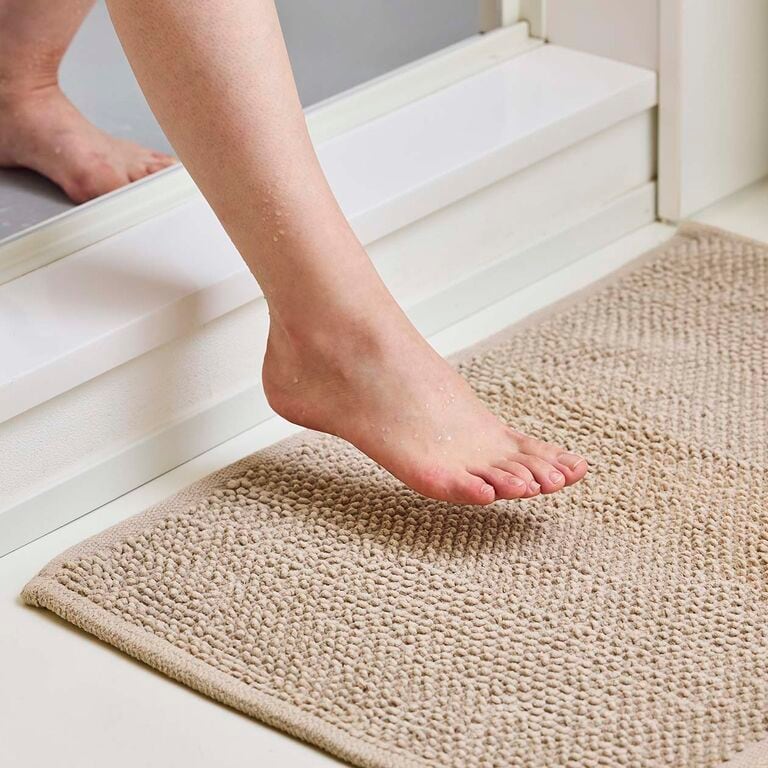 踏みしめたい、綿100％の吸水力。シェニール バスマット