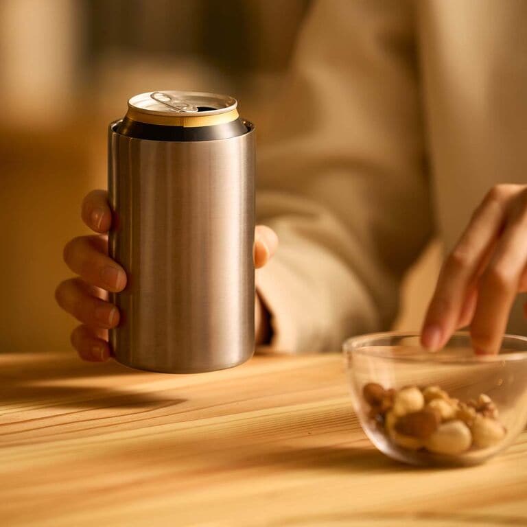 そのまま入れるだけ。缶飲料用 保温保冷ホルダー