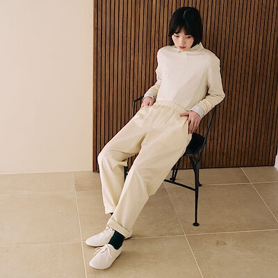 アクティブからくつろぎまで。頼れる「イージーパンツ」｜ 着まわしたい、定番服