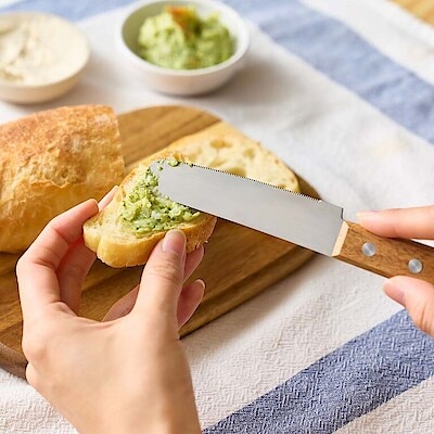 先がまるく、食卓で使える。木柄 しなるテーブルナイフ