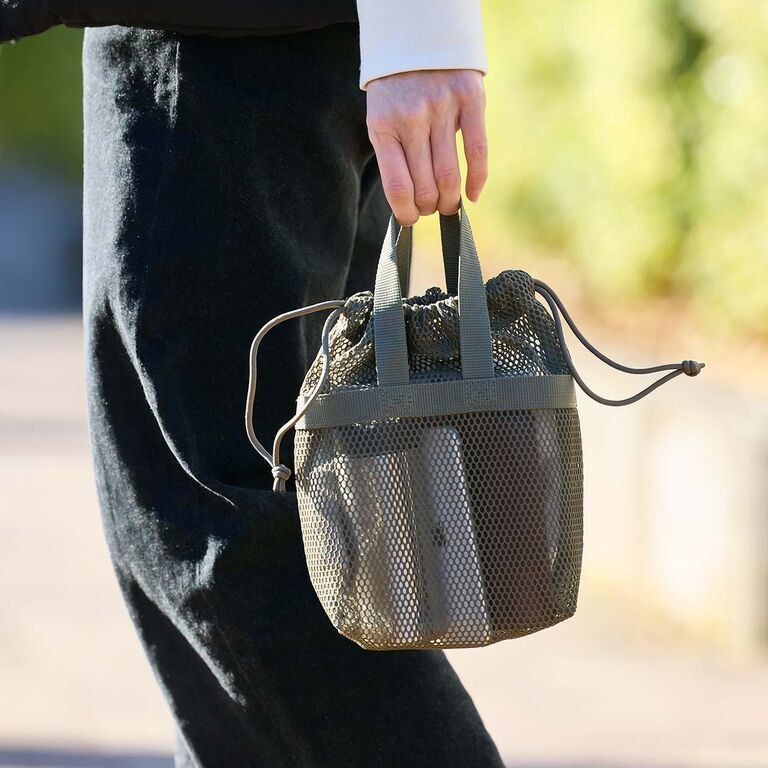 持ち歩きにも、整理にも。立体メッシュ 持ち手付き巾着