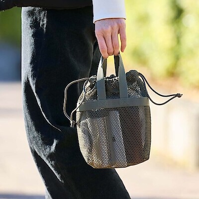 持ち歩きにも、整理にも。立体メッシュ 持ち手付き巾着