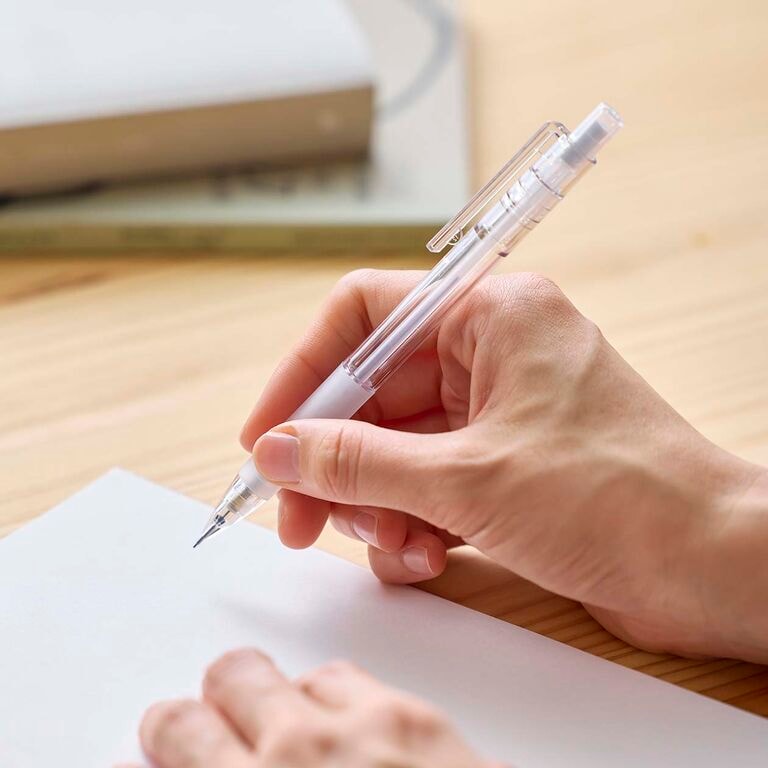 握りやすく、軽い。ポリカーボネート シャープペン