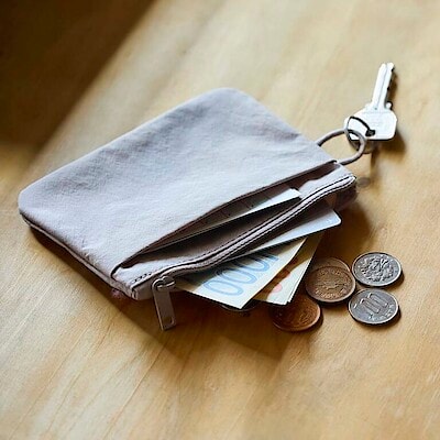 中身を守る、ハリ感。リンクルナイロン フラットポーチ