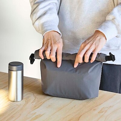 巻いて、ぴったり固定。高さが変えられる ランチバッグ