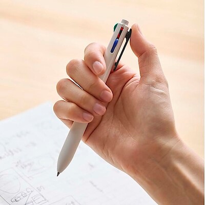 流れるまま記す。書き味なめらかな 4色油性ボールペン