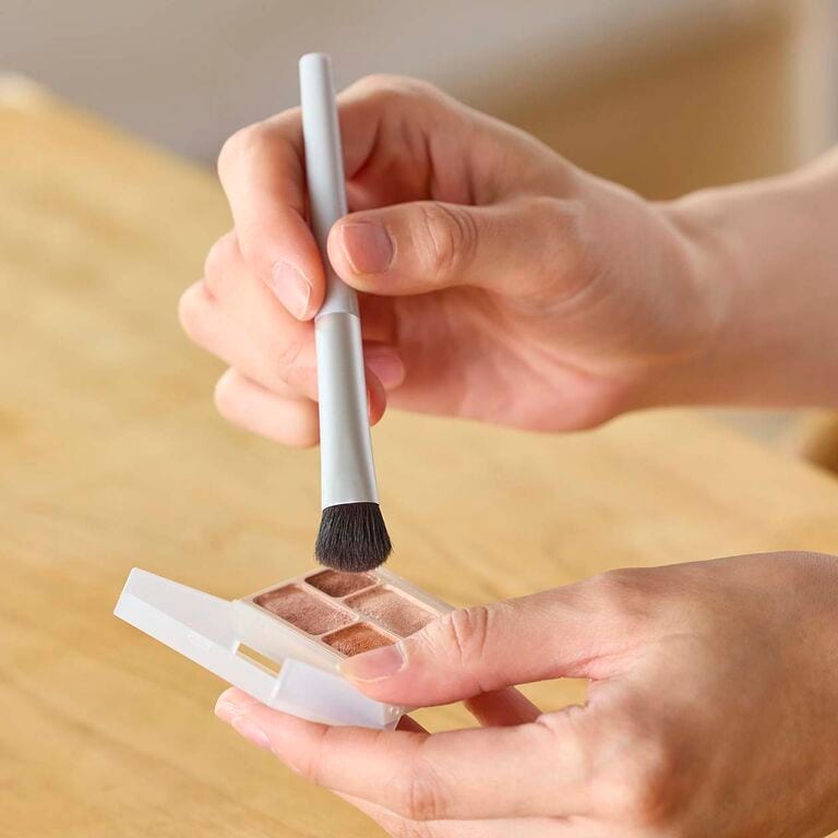 手際良く決まる、毛の厚みと柄の長さ。アイカラーブラシ