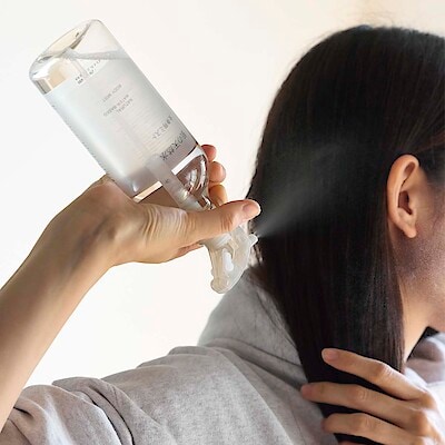 乾きを感じたら、やわらかな霧のひと吹きを。肌の天然水