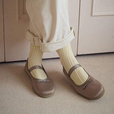 軽やかに、どこまでも寄り添う「リボンフラットシューズ」 ｜ 着まわしたい、定番服