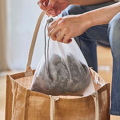 肉厚でやわらかく、濡れたものも入れられる。TPU 巾着