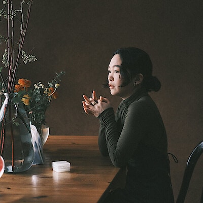 「キャリーケースは現地の食材でいっぱい。旅はいつもの道具をコンパクトに」｜ 携帯用発泡ウレタン石けん置き、携帯用シリコーンコップ ほか