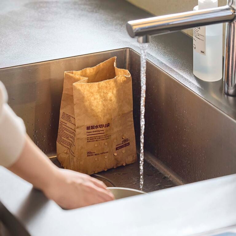 自立させられる、カゴいらずの使い切り。紙製 水切り袋