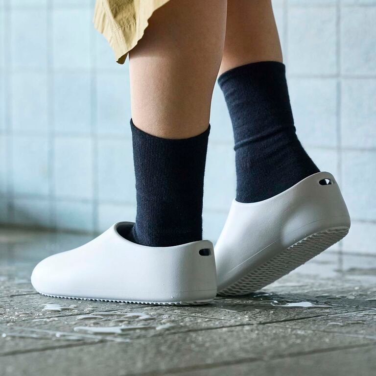 軽く、滑りにくい。吊るせる やわらか バススリッパ