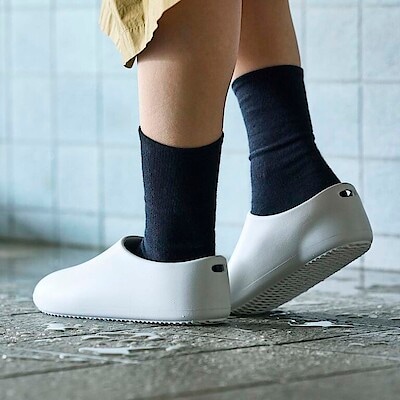 軽く、滑りにくい。吊るせる やわらか バススリッパ