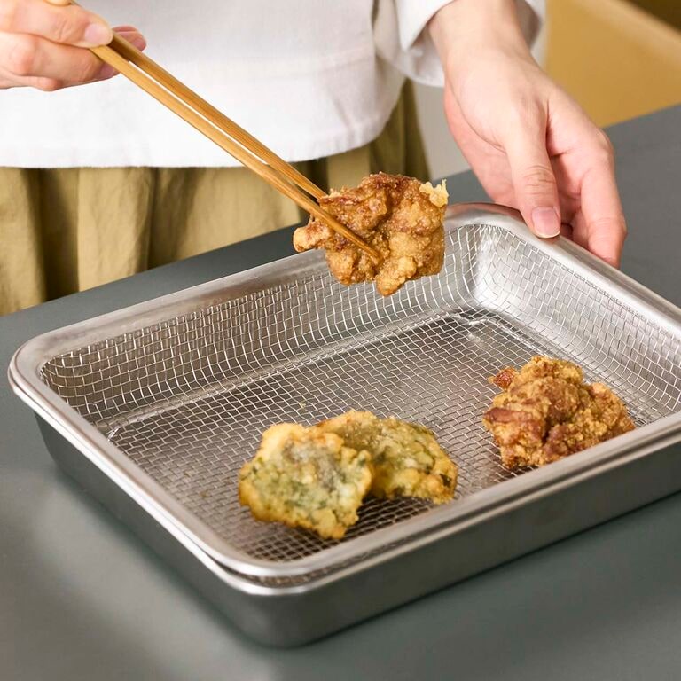 水や油を切り、通気を保つ。ステンレス メッシュトレー