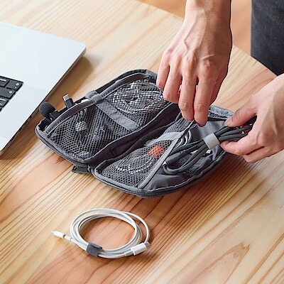 ポケット数が、変えられる。ガジェットポーチ スリム