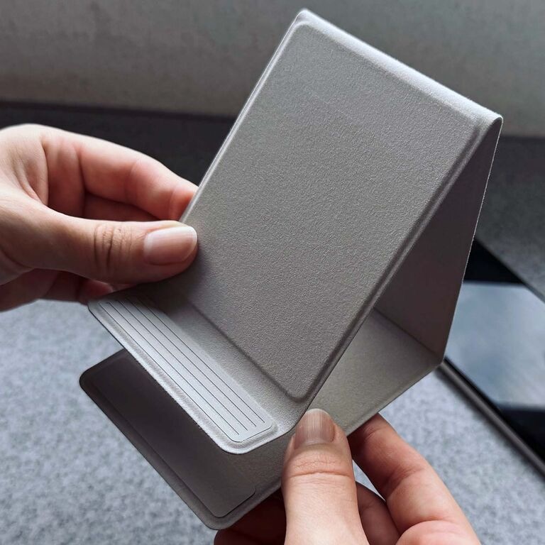 ぱっと置けて、すべらない。折りたためるスマホスタンド