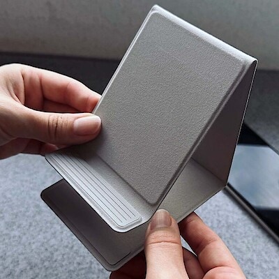 ぱっと置けて、すべらない。折りたためるスマホスタンド