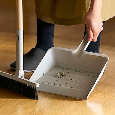 さっと手にとり、きれいに集め、すっと戻せる。ちりとり